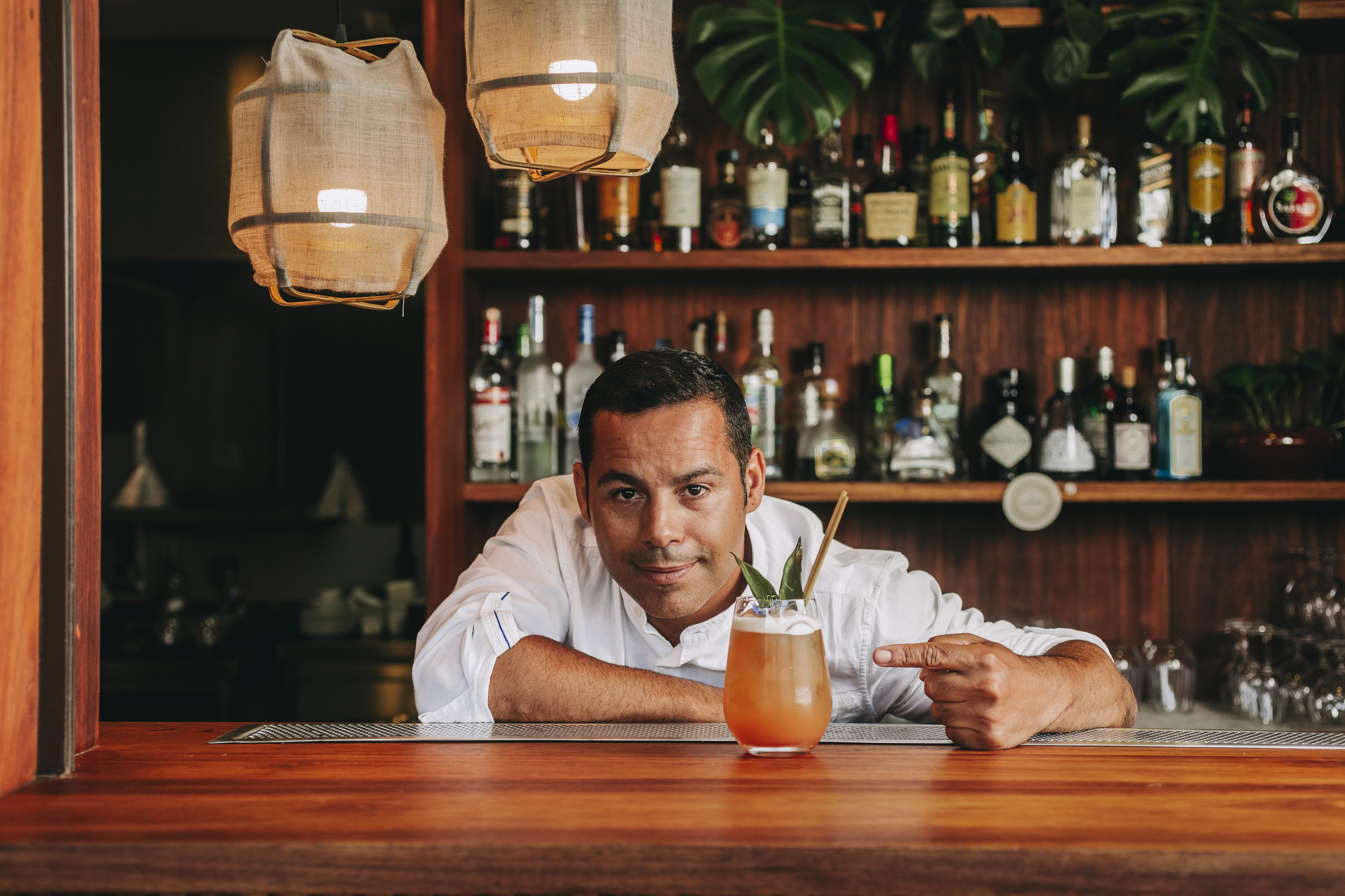 The Vintage Hotel & Spa Lisboa Kültér fotó A bartender at work