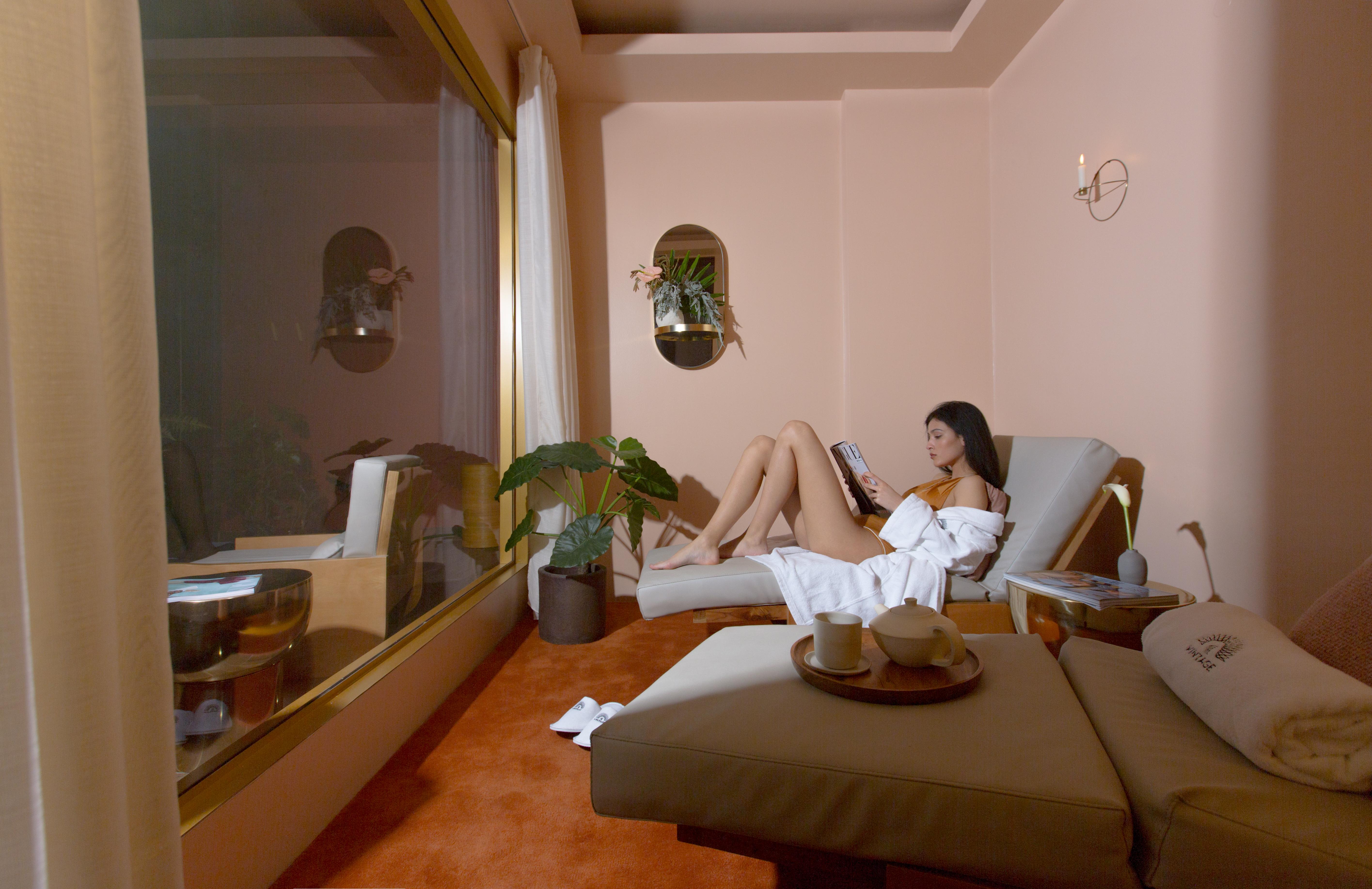 The Vintage Hotel & Spa Lisboa Kültér fotó A woman relaxing in a spa