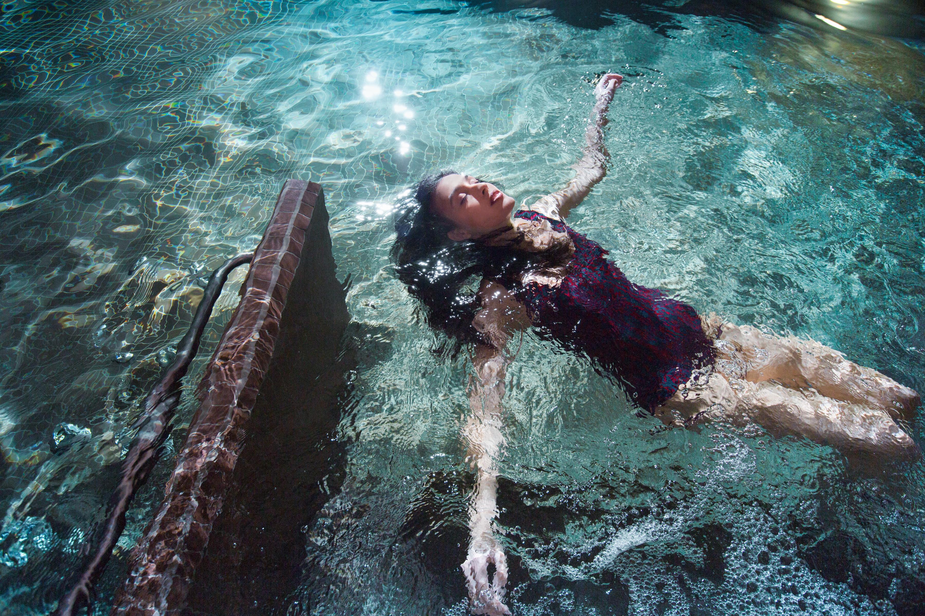 The Vintage Hotel & Spa Lisboa Kültér fotó A woman floating in the water at the Blue Lagoon