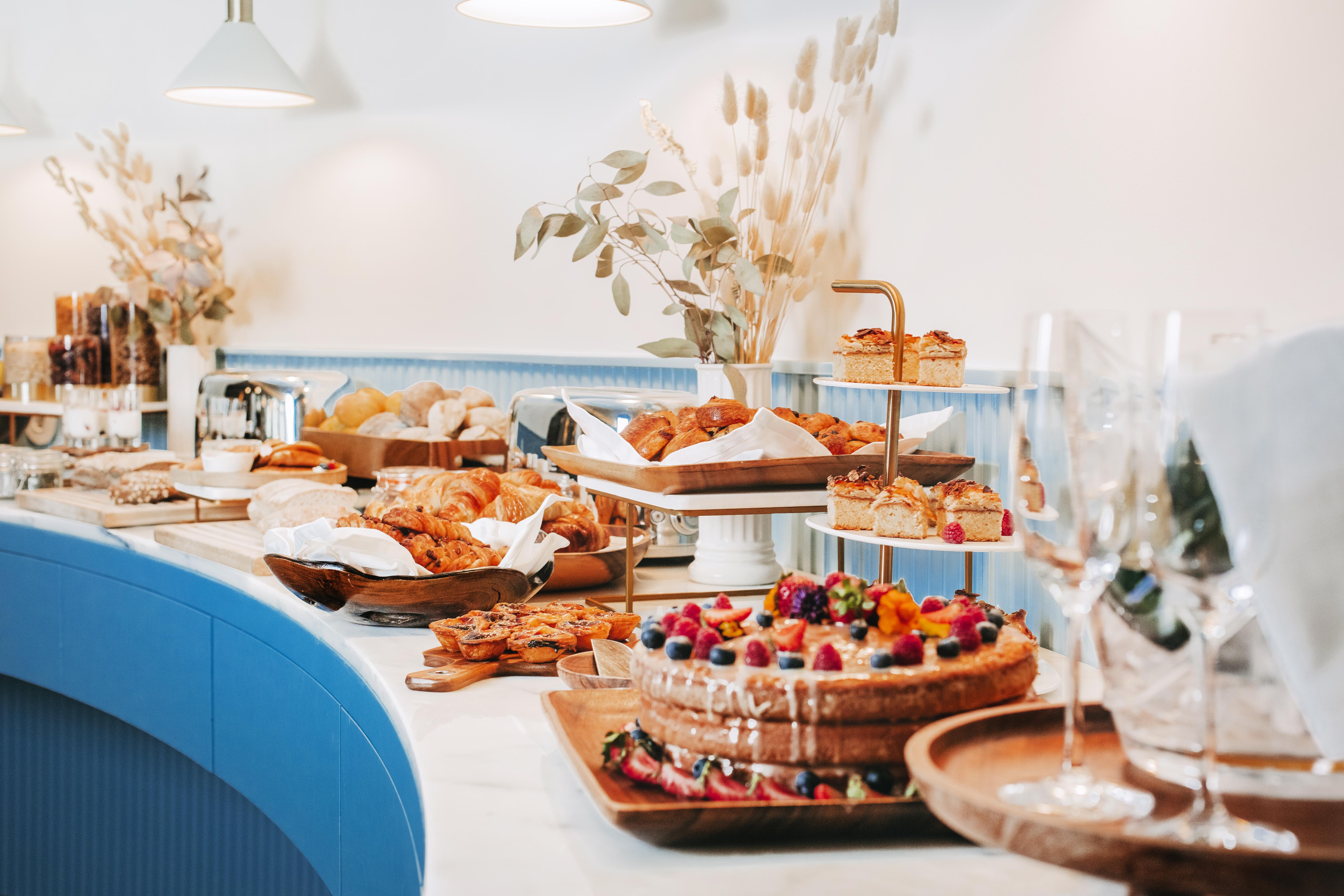 The Vintage Hotel & Spa Lisboa Kültér fotó A buffet at a restaurant