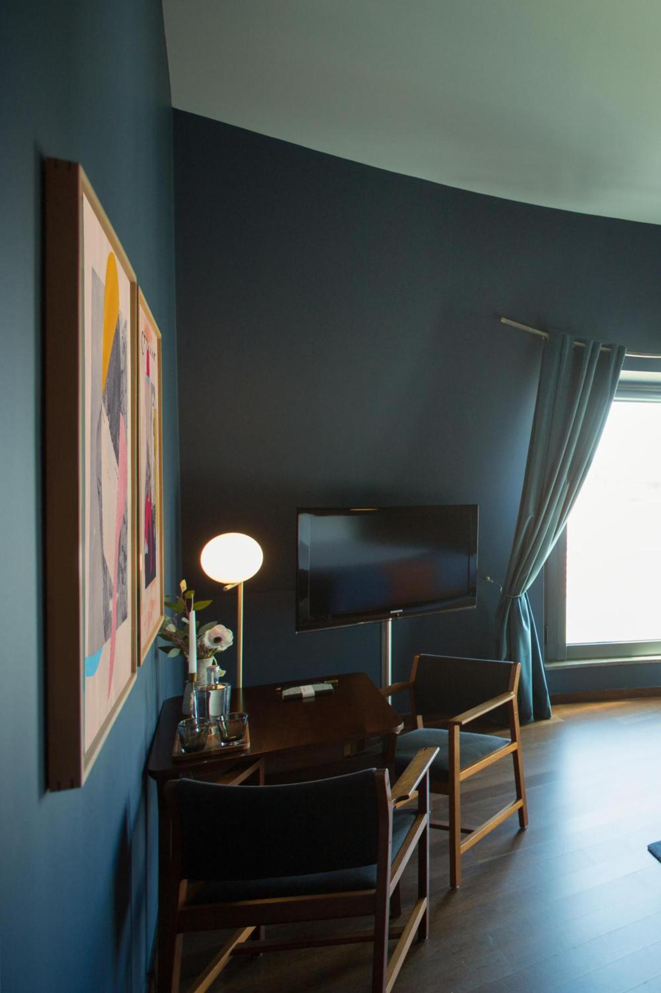 The Vintage Hotel & Spa Lisboa Kültér fotó A room with a flat screen television