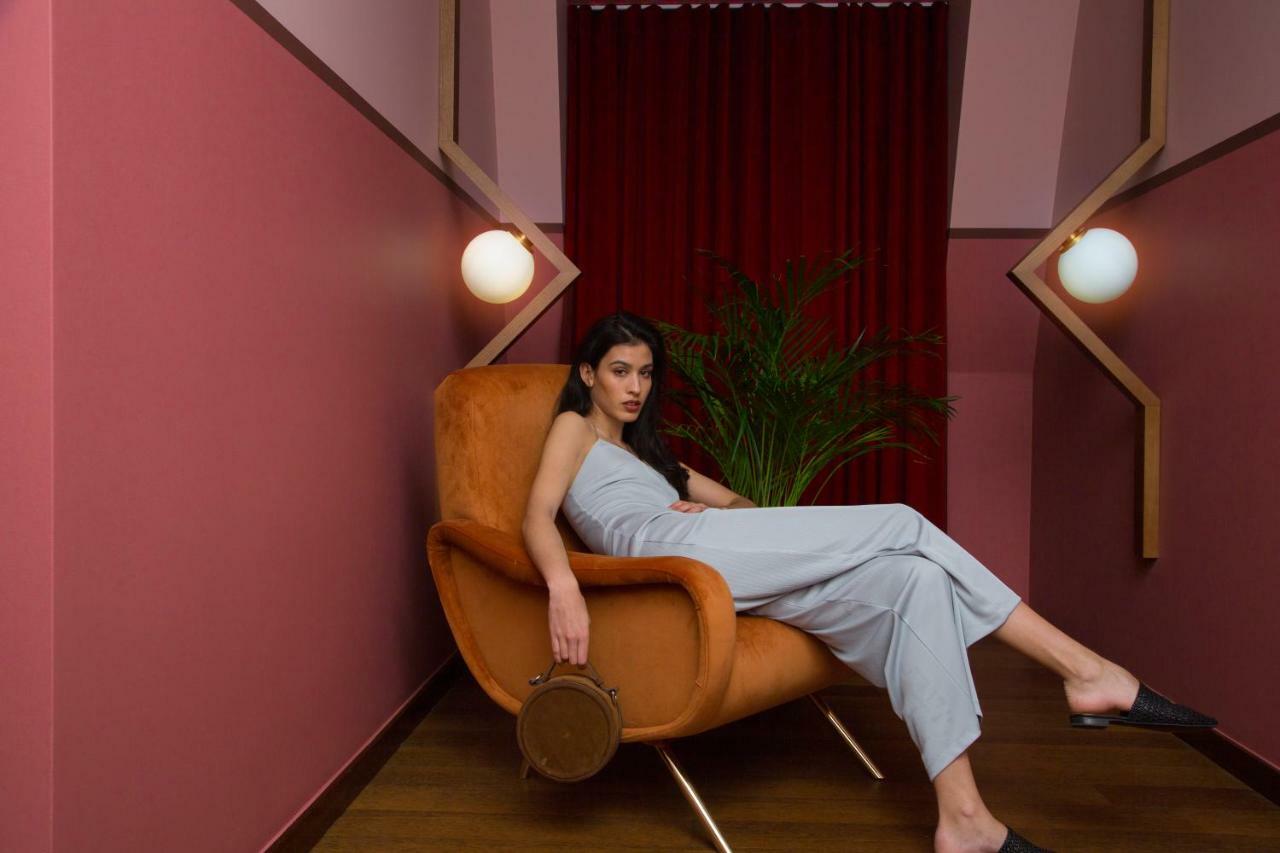 The Vintage Hotel & Spa Lisboa Kültér fotó A woman wearing a jumpsuit