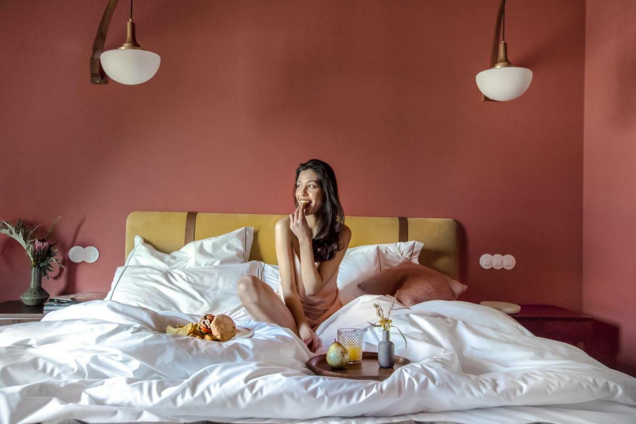 The Vintage Hotel & Spa Lisboa Kültér fotó A woman in bed